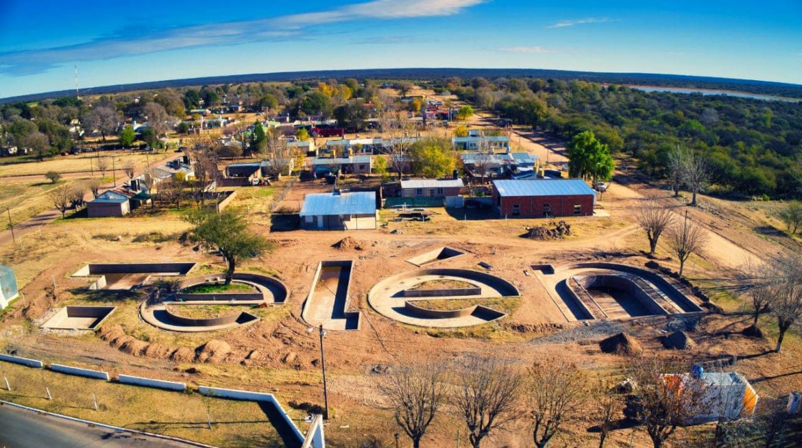 El parque acuático con piletas formadas con las letras de Telén
