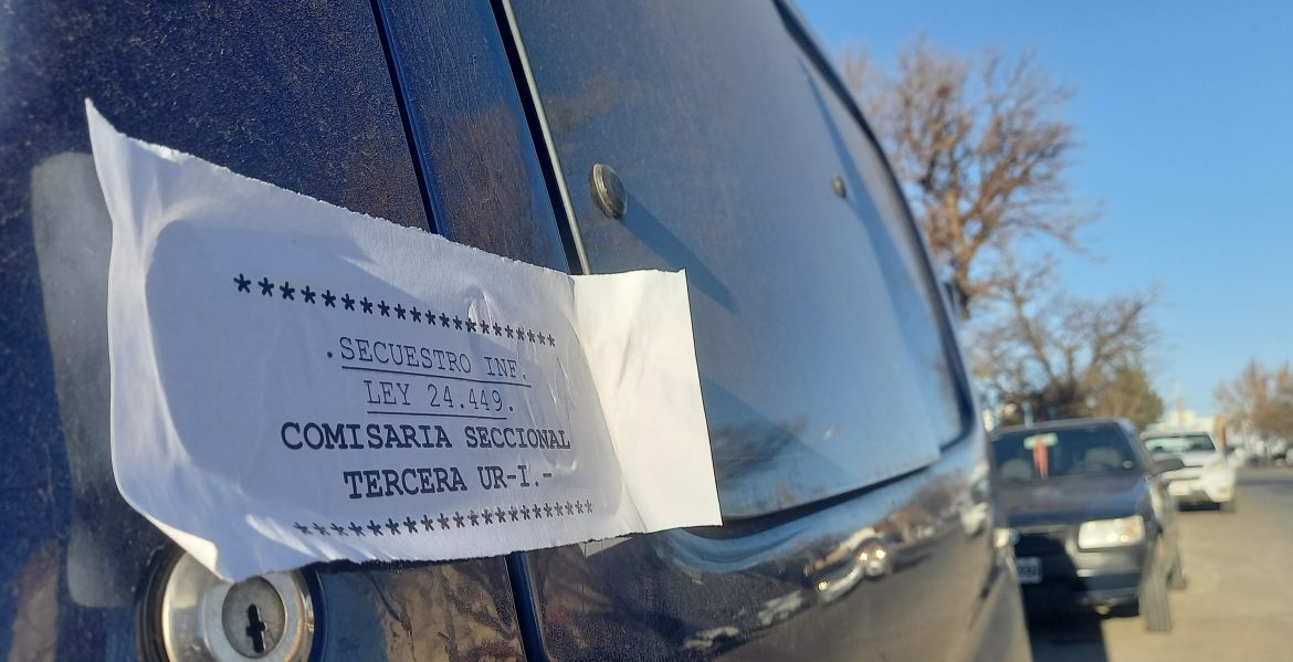 Diputado pidió retirar los autos secuestrados que estacionan frente a comisarías