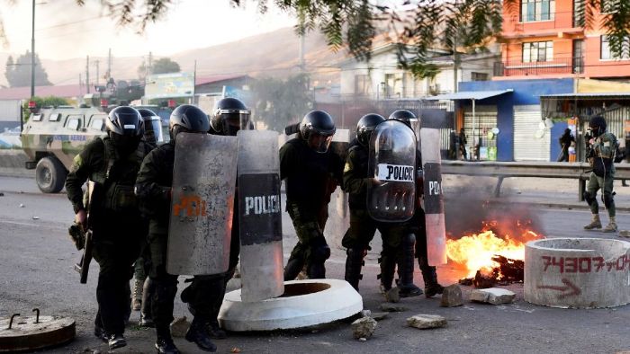 La Policía boliviana halló parte del material represivo enviado por el gobierno de Macri