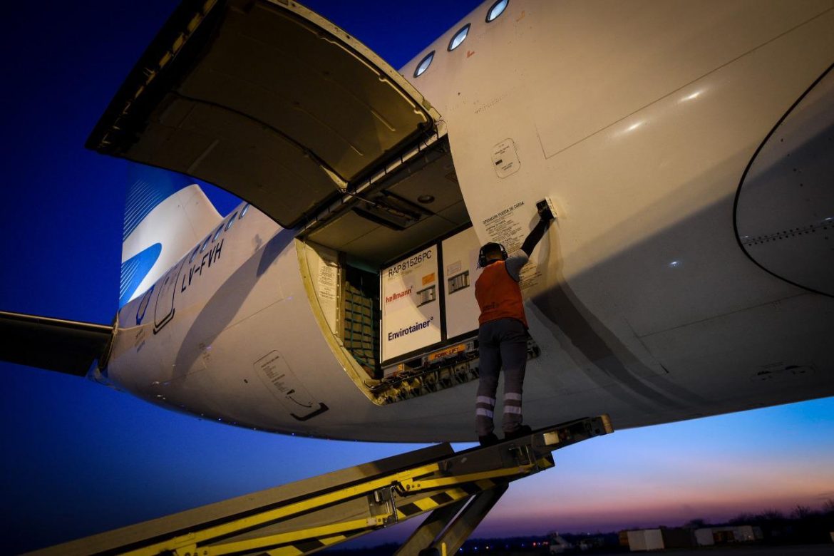 Llegó al país un nuevo vuelo desde China con 768 mil dosis de Sinopharm