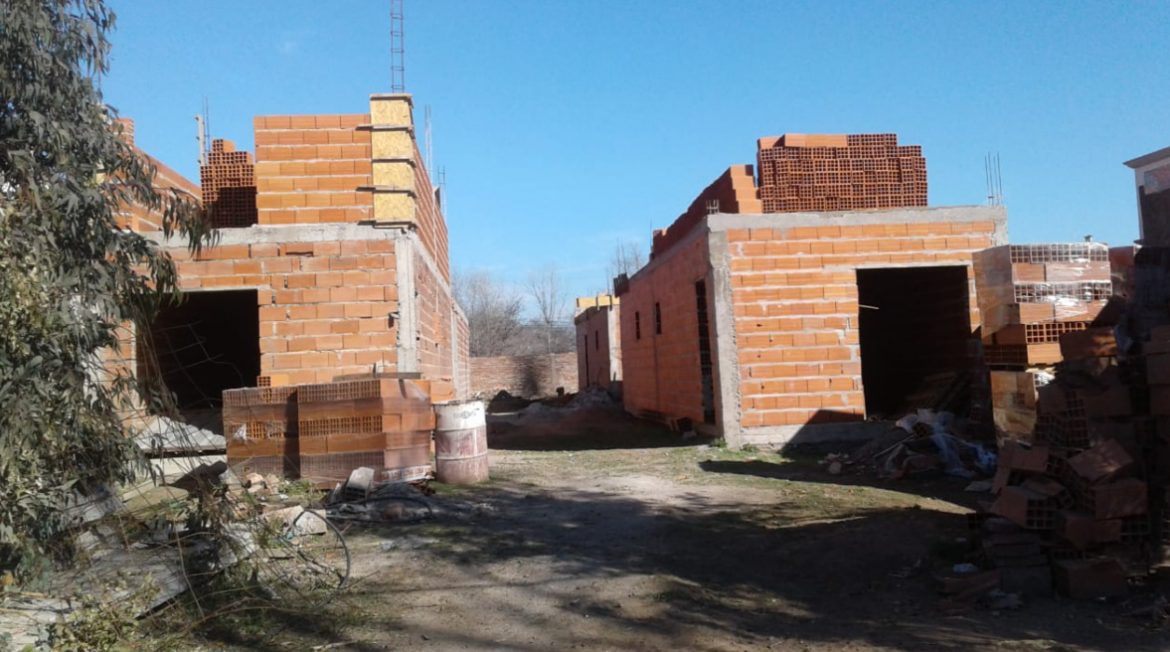 Clausuraron un complejo de departamentos que levantan en una zona no permitida de Santa Rosa