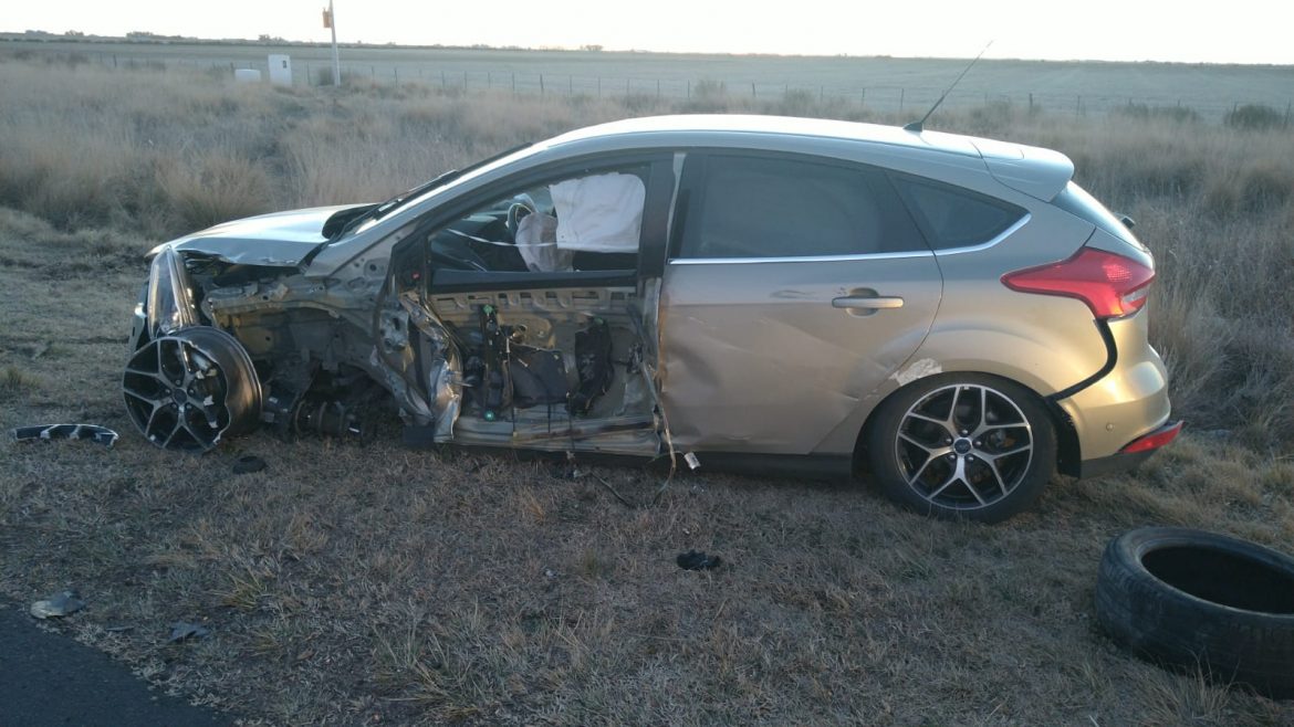 Se rozaron un auto y un camión en la ruta provincial 101