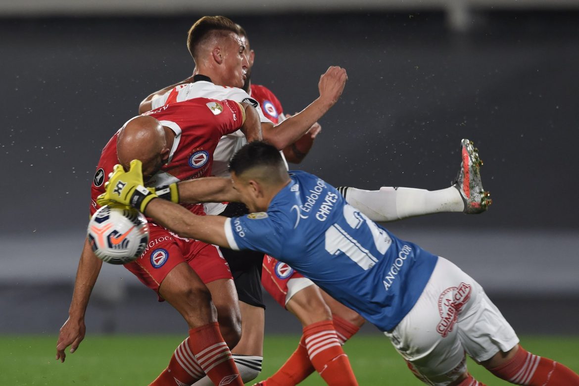 River empató con un Argentinos aguerrido y dejó la serie abierta