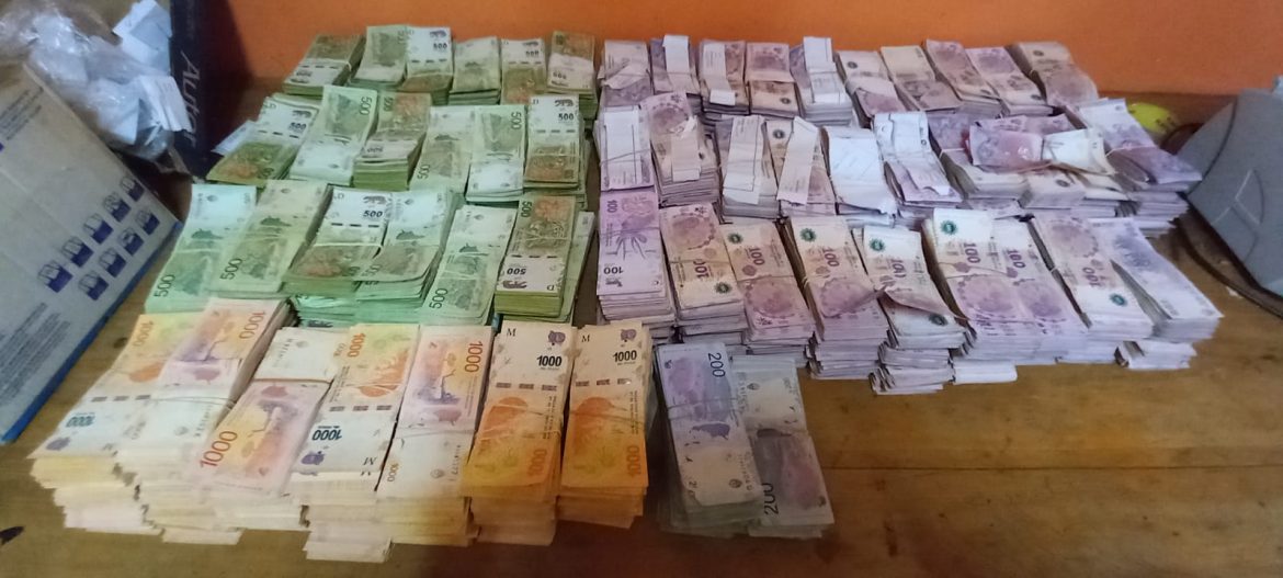 Llevaba $10 millones sin declarar e intentó sobornar a la Policía de Acha: fue demorado