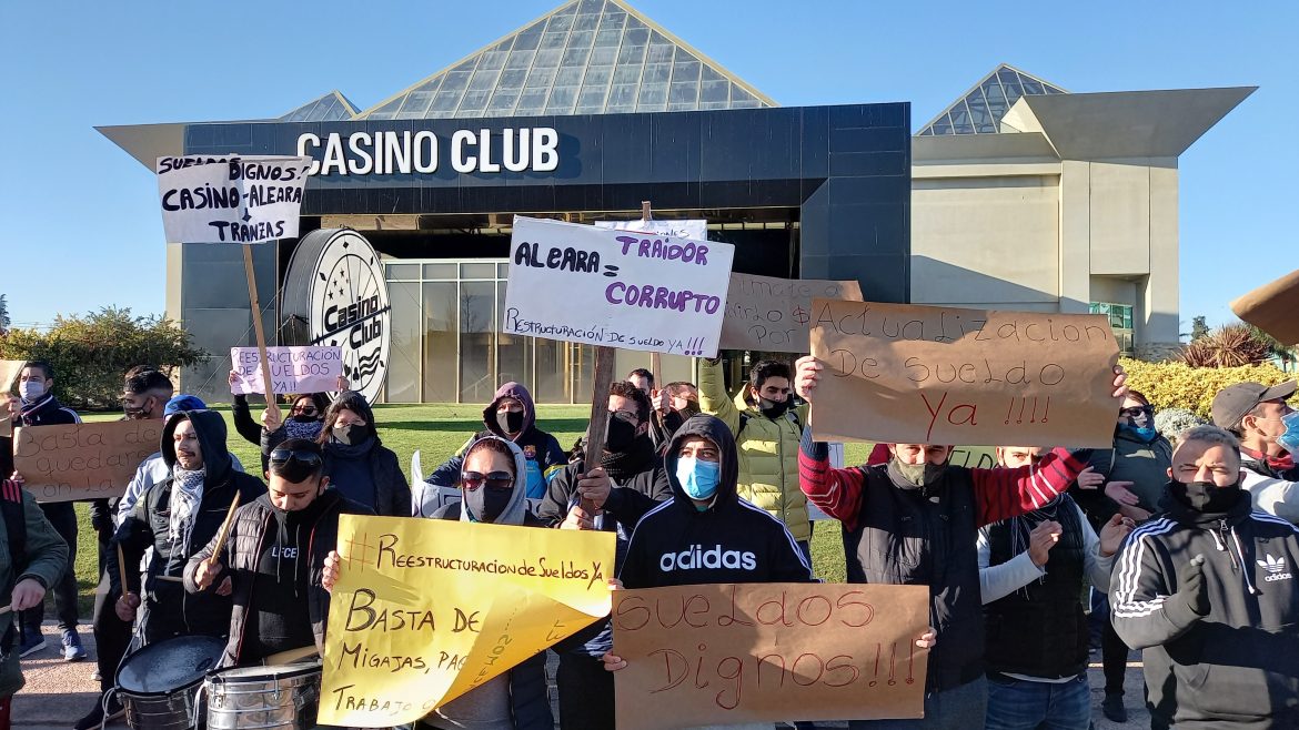 Empleados marcharon y denunciaron «connivencia» entre el Casino Club y el gremio
