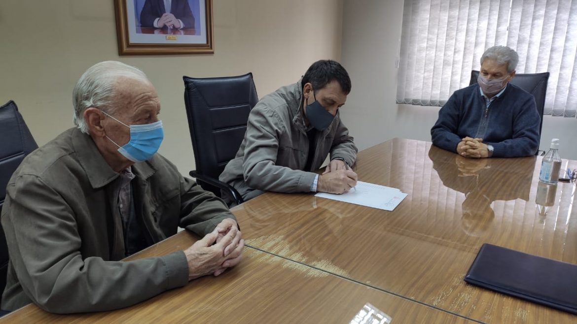 Primera firma de escrituras del Banco de Tierras, con la compra de 16 hectáreas