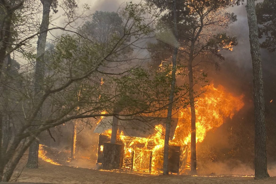 Incendios queman campos, casas y cabañas en Calamuchita