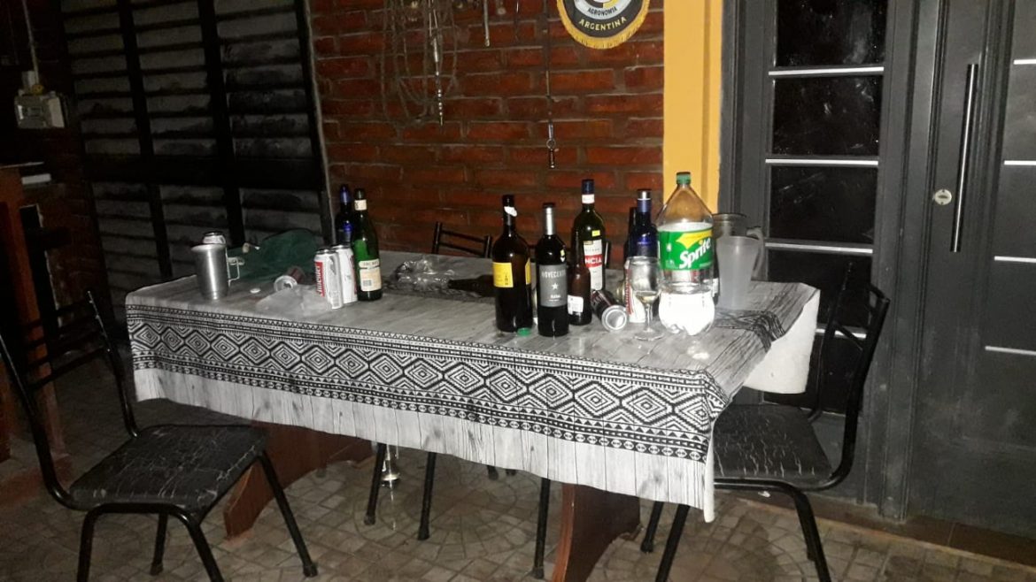 Desbaratan fiesta clandestina con 28 jóvenes en una quinta de Santa Rosa