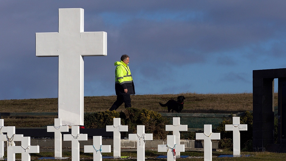 Forenses llegan a Malvinas para identificar restos en una tumba colectiva