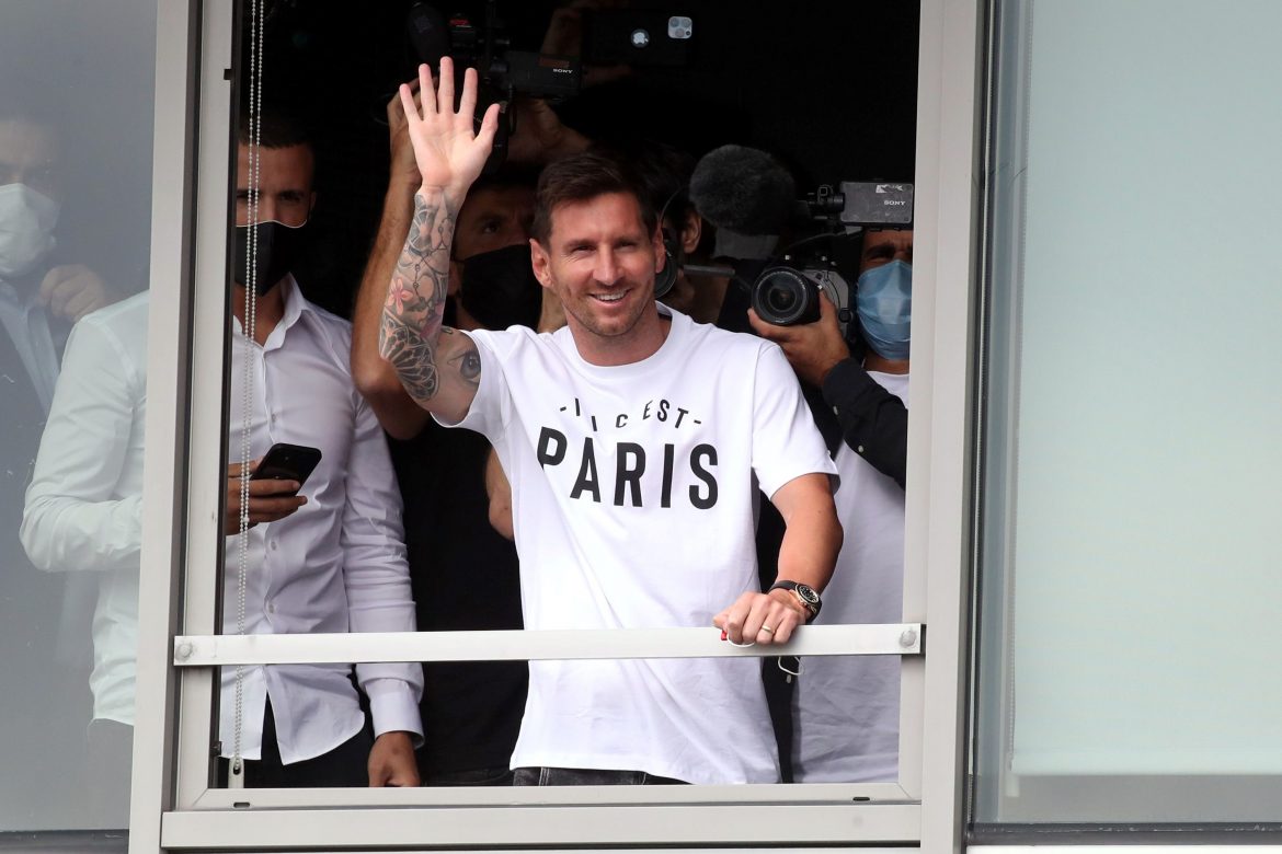Lionel Messi llegó a París para firmar un contrato con PSG por dos años