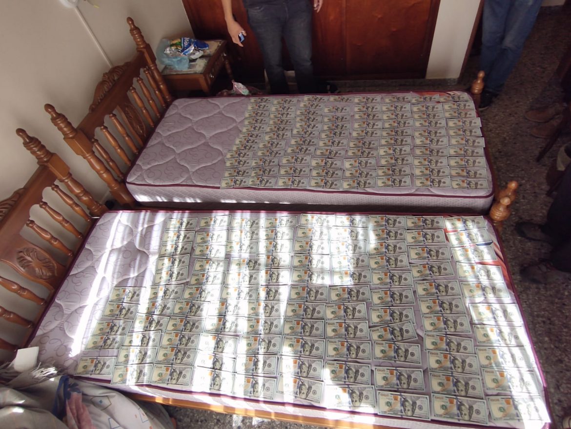 Una maestra jardinera y su pareja, detenidos por secuestros virtuales por 47 mil dólares en Santa Rosa