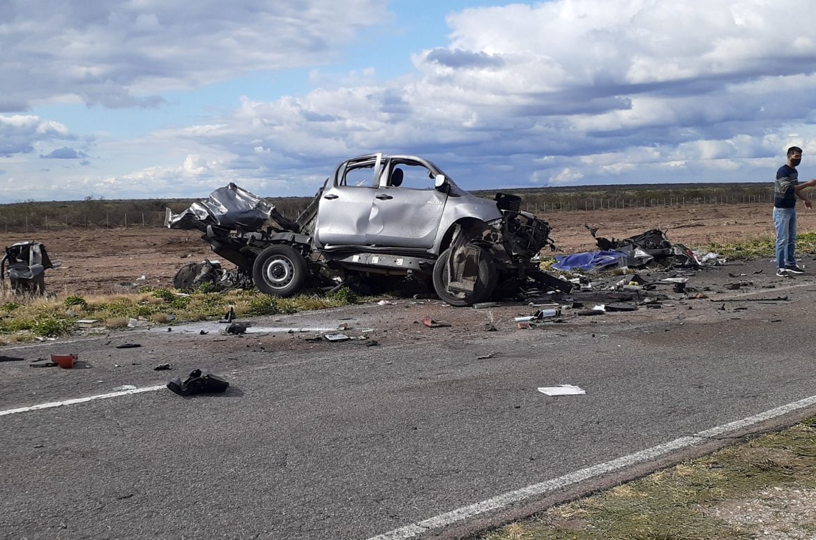 Dos trabajadores murieron en un choque en la ruta 20