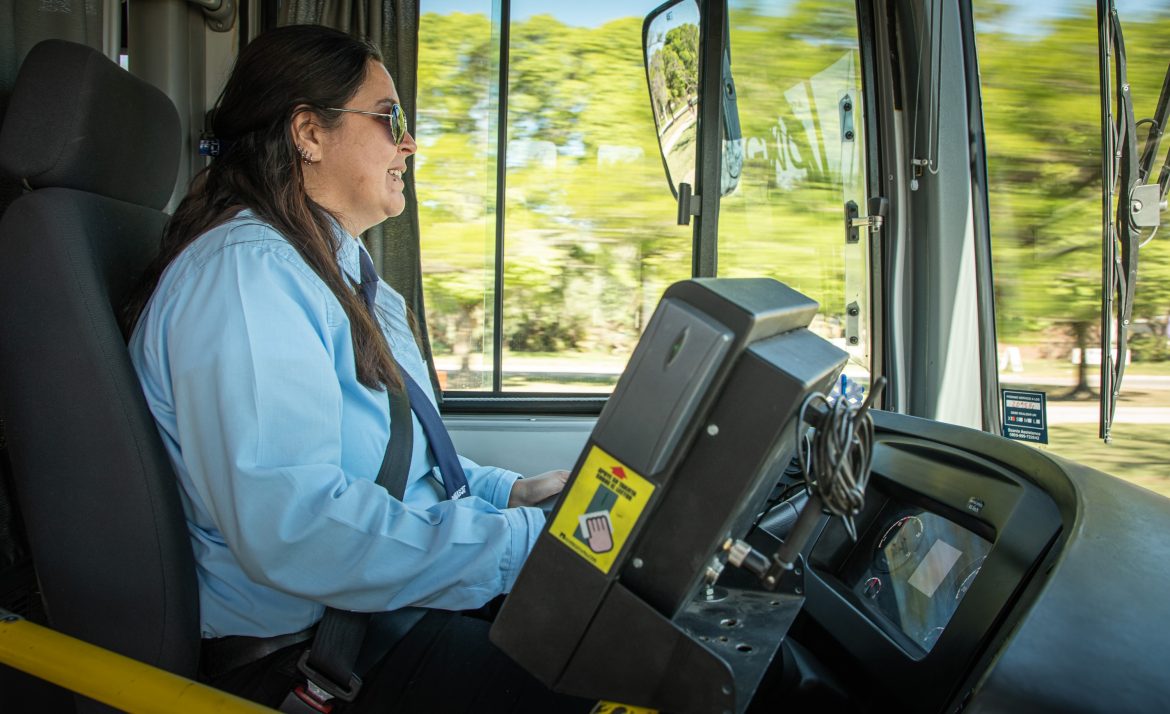 Dumas, con una mujer al volante, hace prueba con un colectivo a GNC entre Santa Rosa y Toay