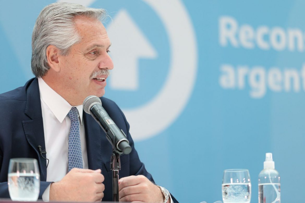 El presidente intenta retomar la iniciativa y anuncia obras en La Pampa y otras 14 provincias