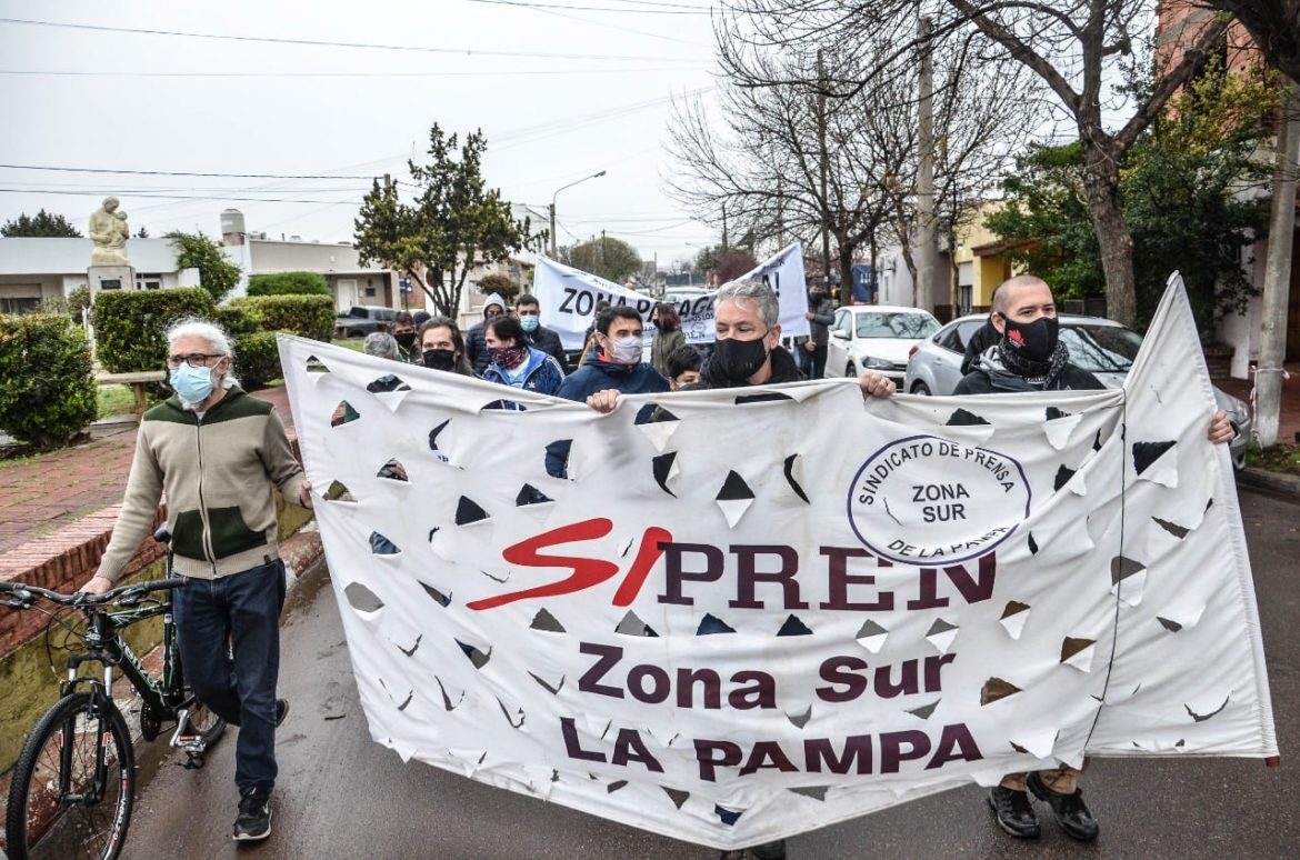 Paro y marcha de periodistas gráficos en Santa Rosa por los «salarios de pobreza»