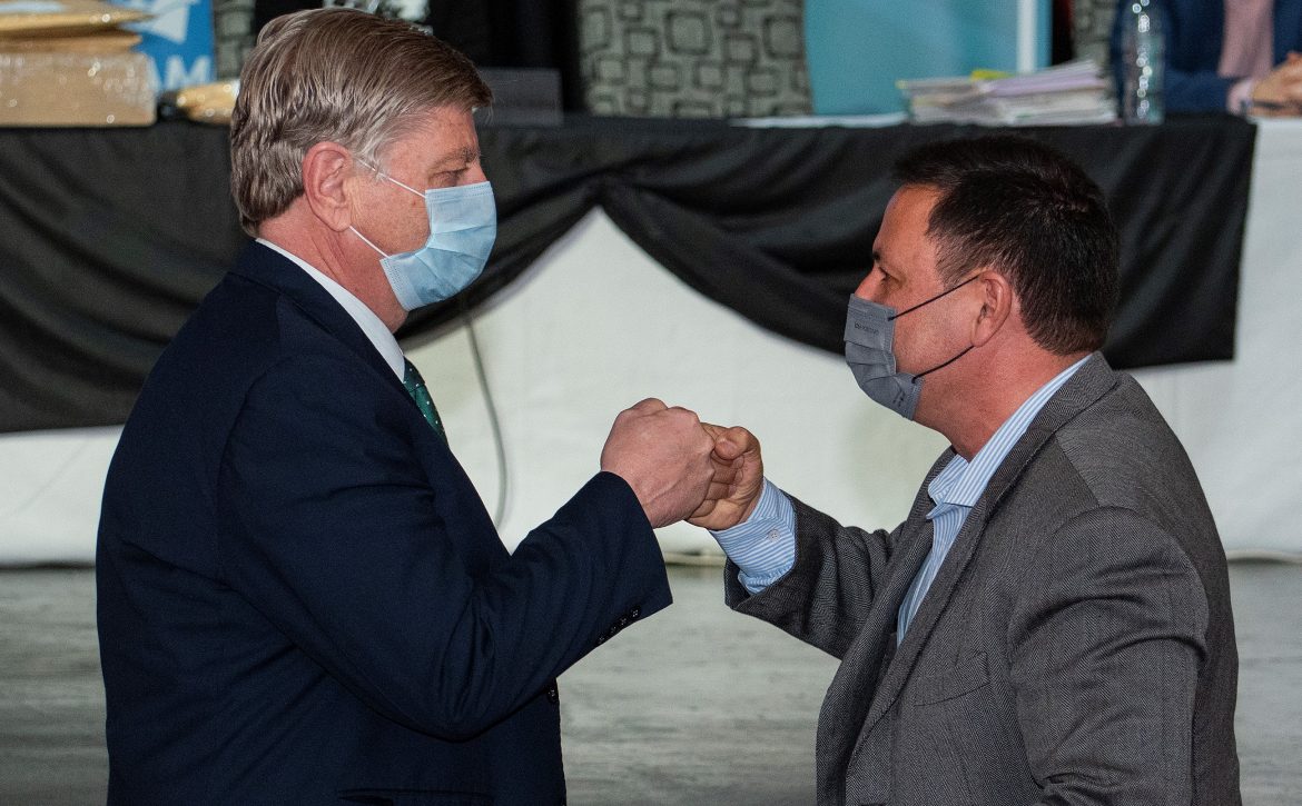 Intendentes de la UCR agradecen a Ziliotto por darles obras sin distinción política, pero ahora en el radicalismo hablan de discriminación