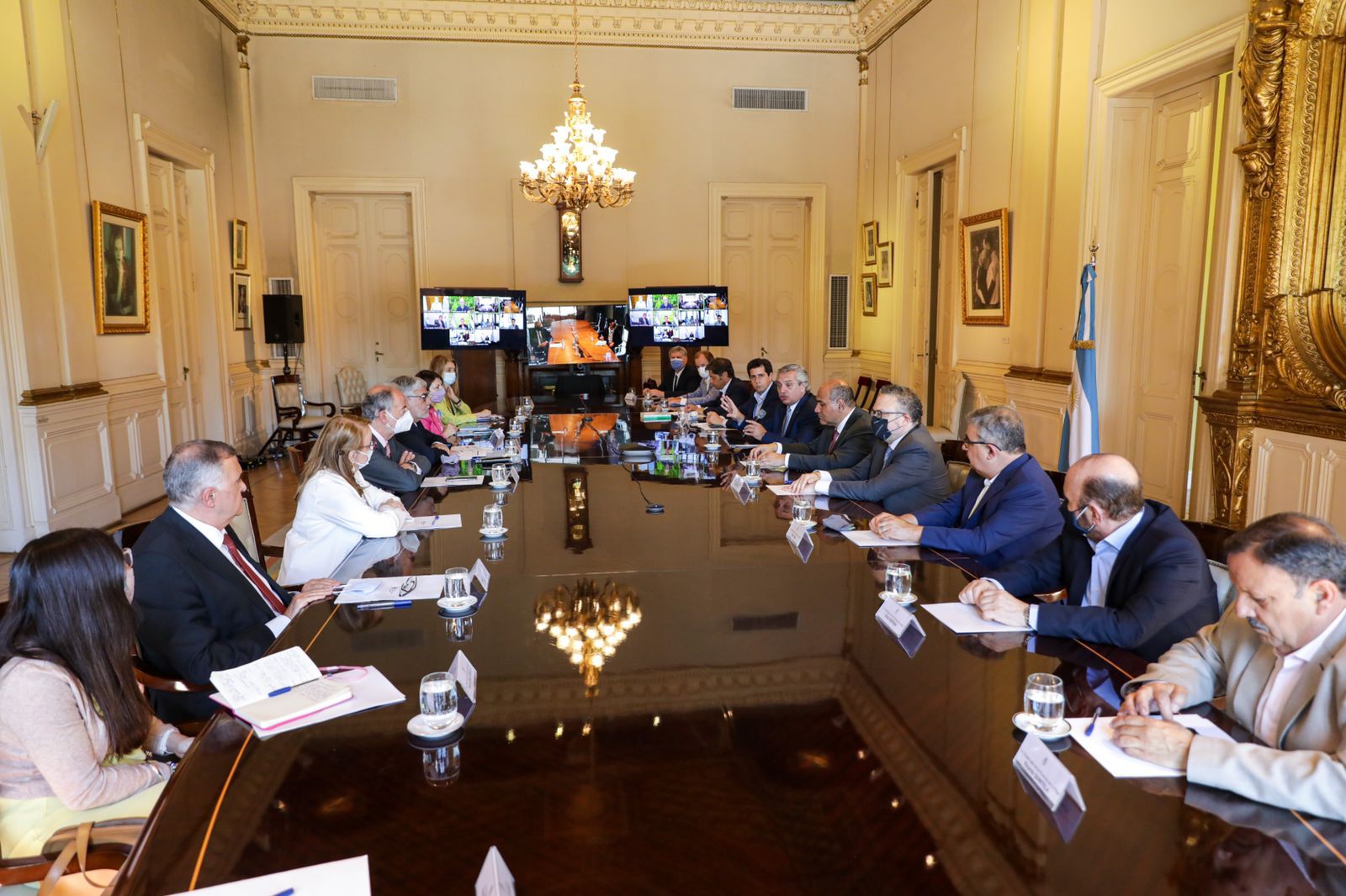 El presidente se reúne con gobernadores para garantizar congelamiento de precios