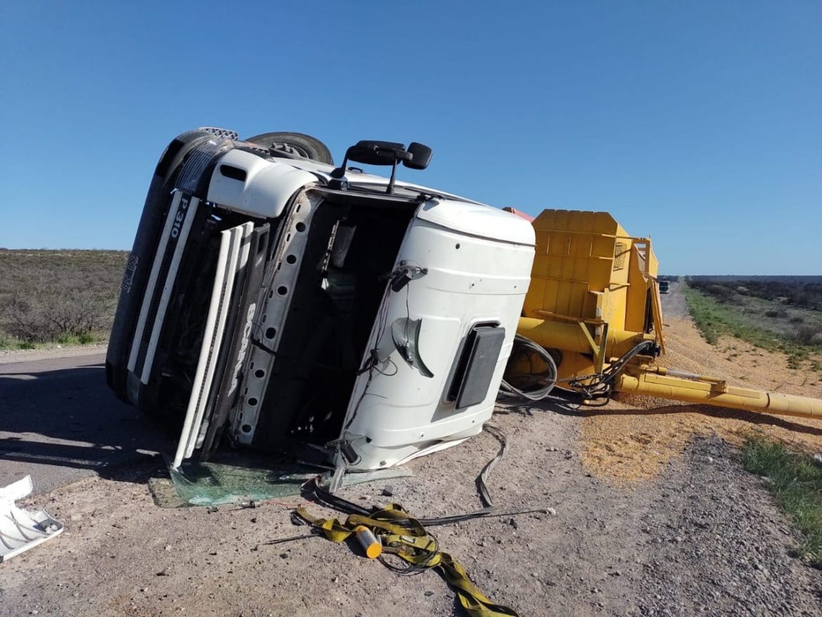 Volcó un camión cargado de maíz en la ruta 154 y su conductor sufrió heridas