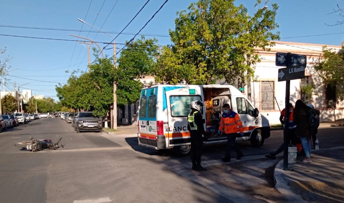 Una moto chocó contra un micro en el centro santarroseño