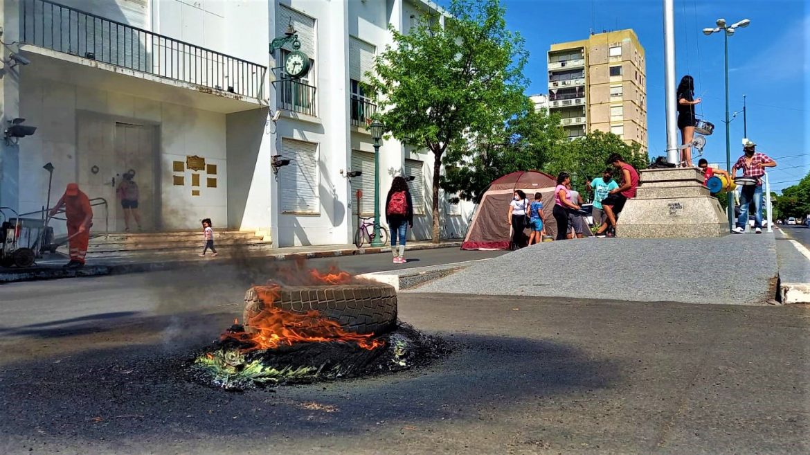 Sigue el reclamo frente a la municipalidad de Santa Rosa