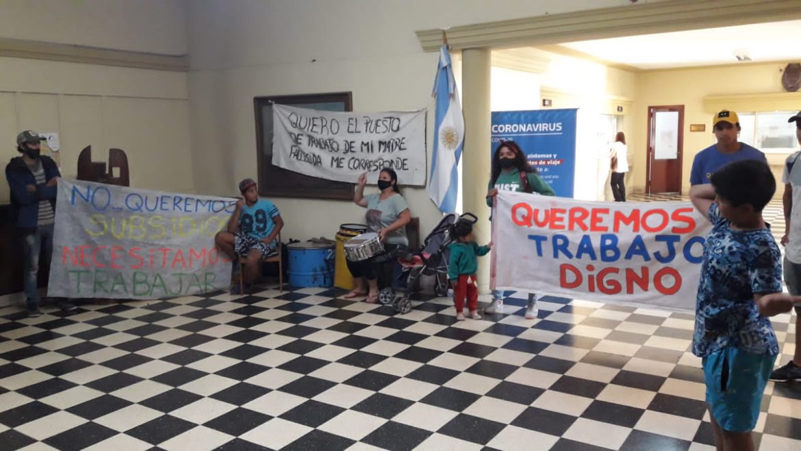 Desocupados de Santa Rosa tomaron el hall municipal en reclamo de trabajo