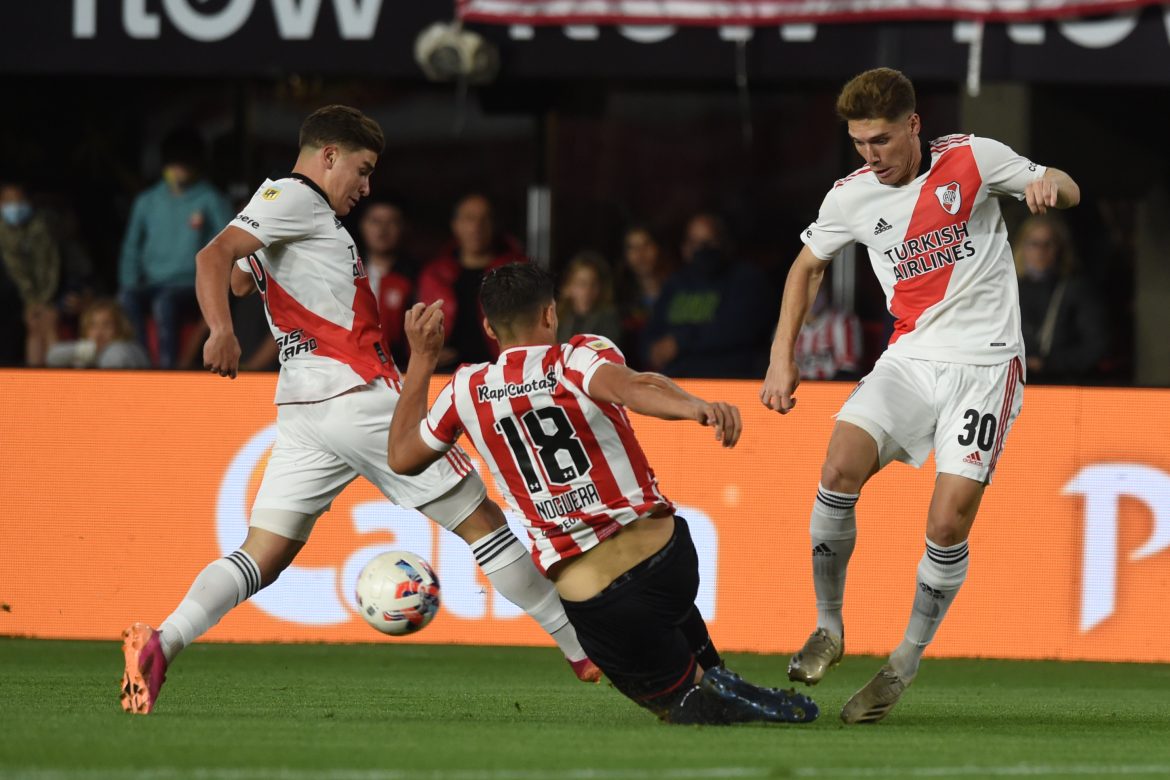 River empató con Estudiantes en La Plata y sigue en la cumbre de la LPF