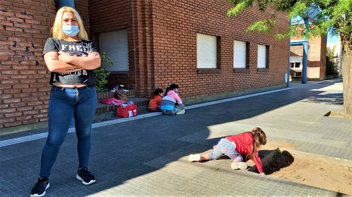 Una mujer y sus tres nenas piden una casa y acampan frente al Ipav