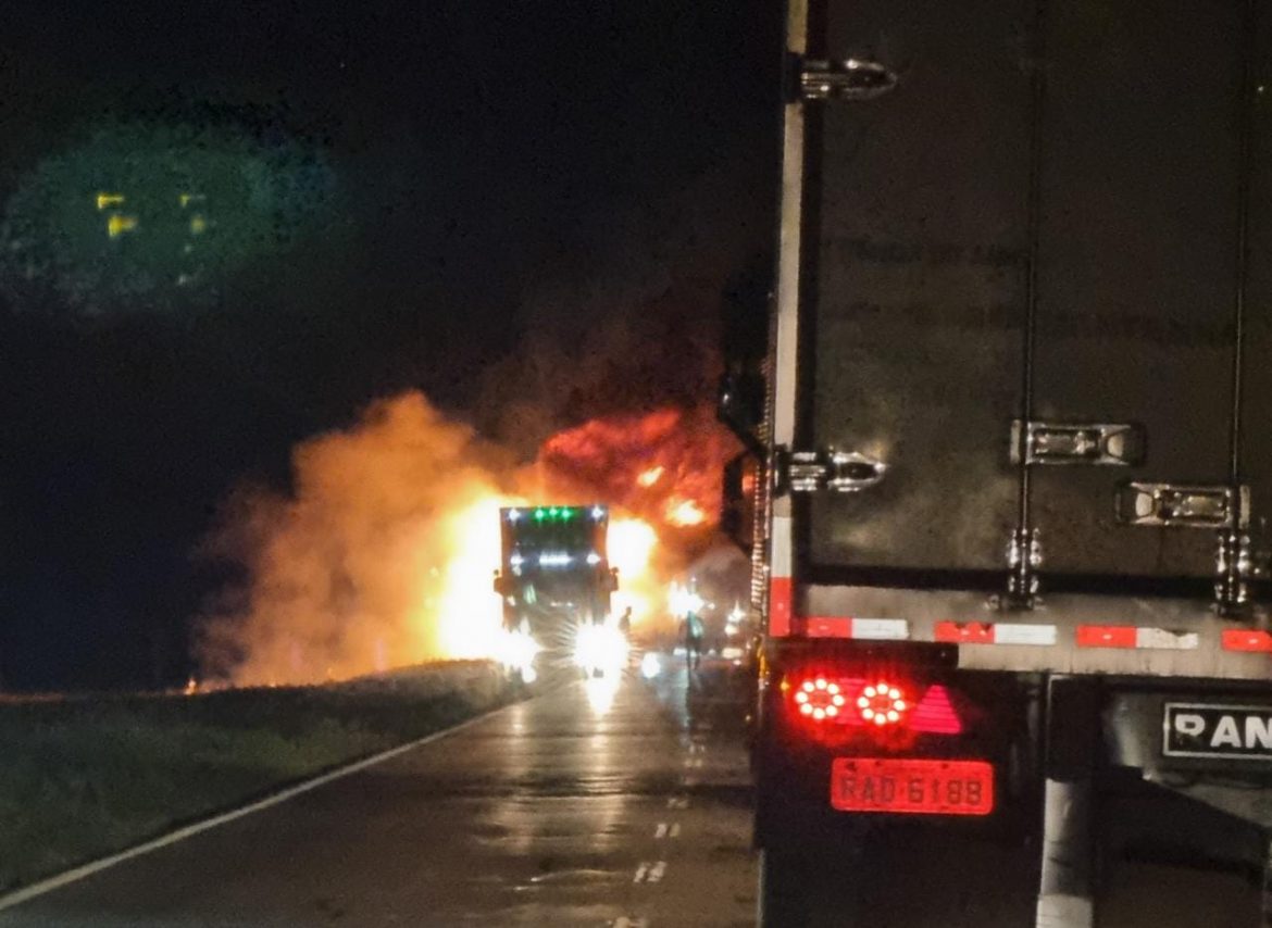 Se incendió un camión cargado de autos en la ruta 5