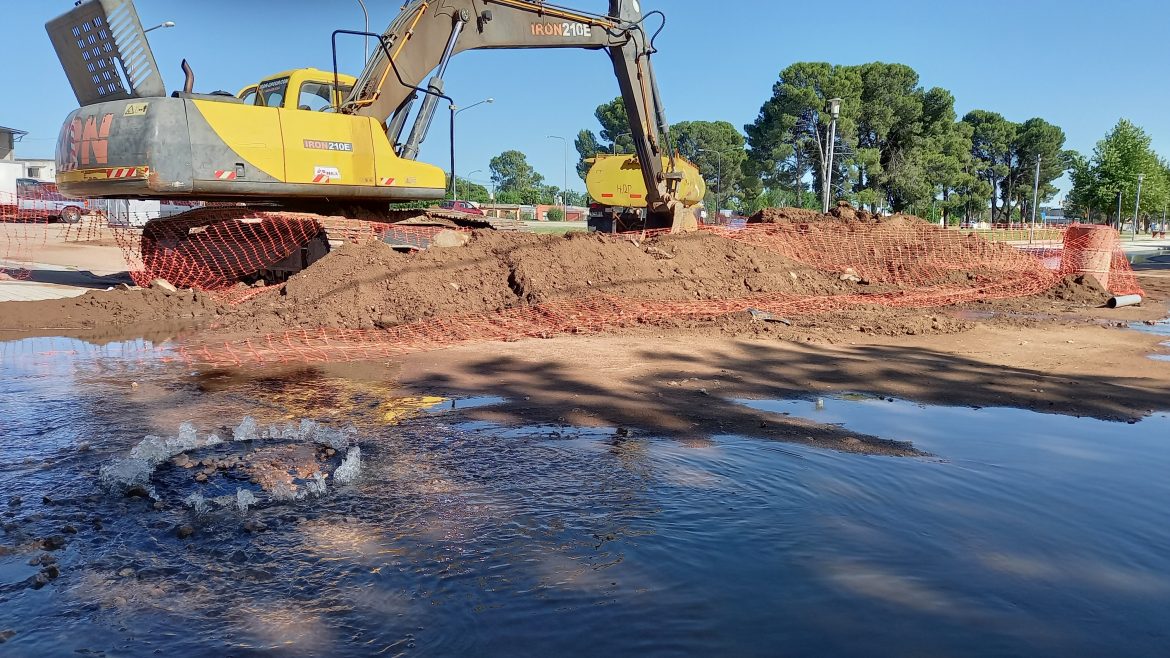 Desborde y «río» de líquidos cloacales en una obra sobre la avenida Luro