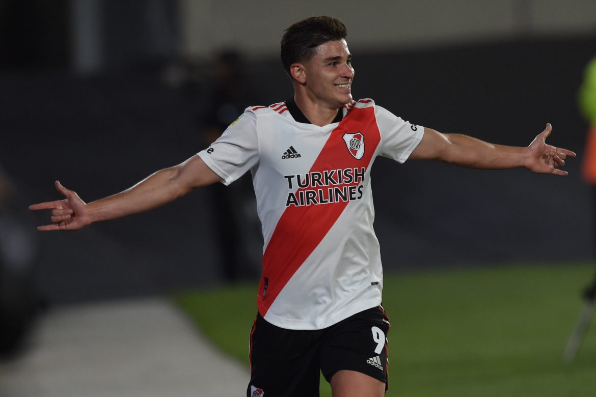 River, con cuatro goles de Álvarez, barrió a Patronato y se afirma camino al título