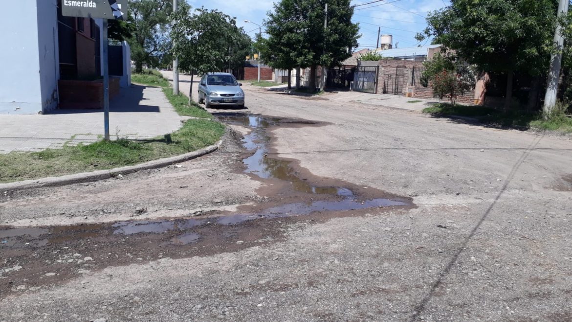 Una pérdida de agua desde hace diez días frente a la posta sanitaria de Villa Germinal