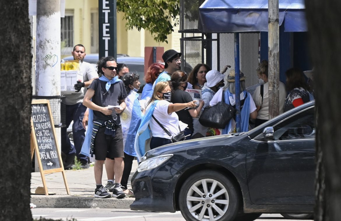 Las “republicanas” se manifestaron en Casa de Gobierno