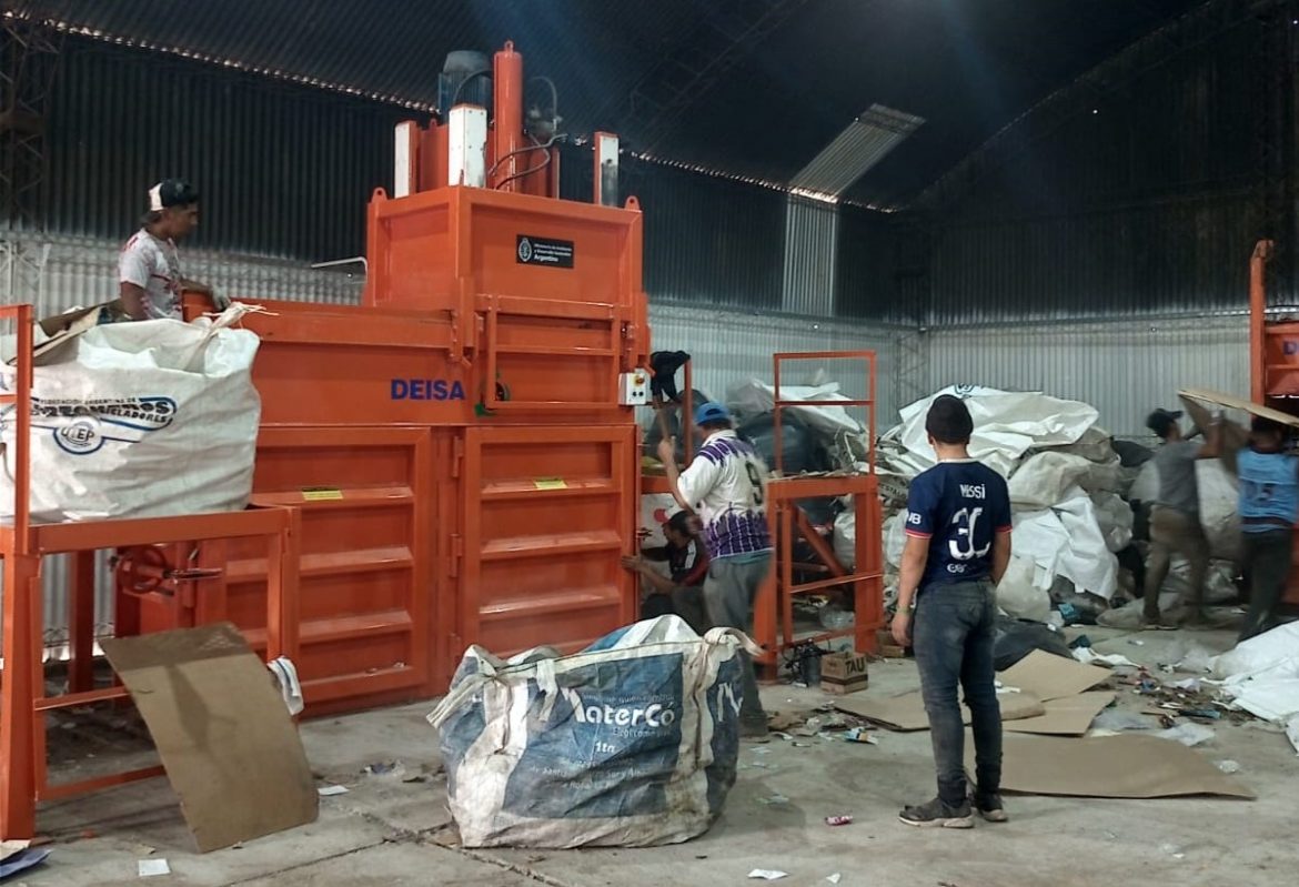 Unas 40 personas trabajan en Brote Popular, con la clasificación de residuos en Santa Rosa