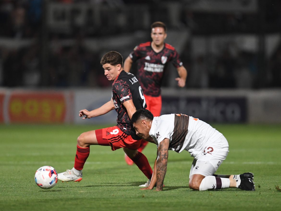 El líder River venció en su visita a Platense y quedó cerca del título