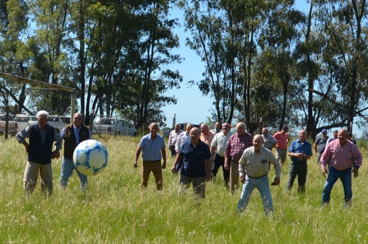 Tienen 80 años y volvieron a jugar al fútbol en la cancha de Colonia Sabadell