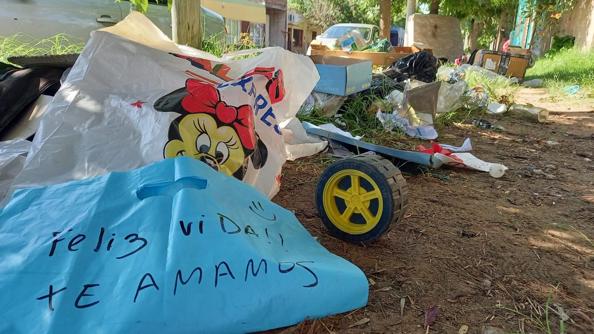 Tiraron los juguetes de Lucio a la calle y se los llevaron