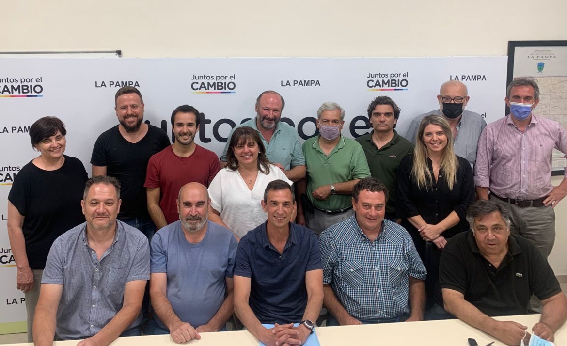 La nueva conducción de la UCR firmó y se conformó la Mesa dd JxC