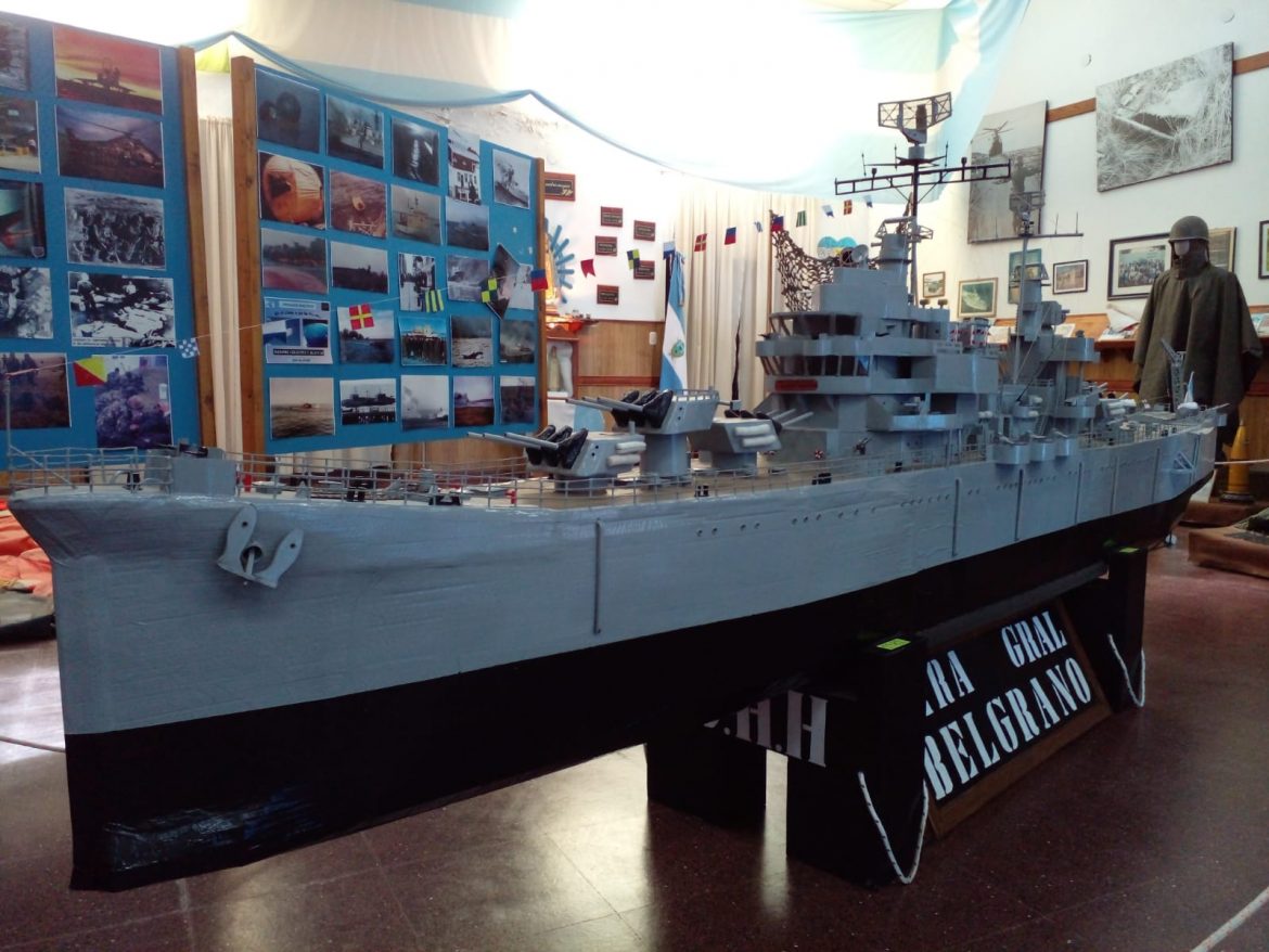 Llegó a Santa Rosa una maqueta de cartón del crucero General Belgrano