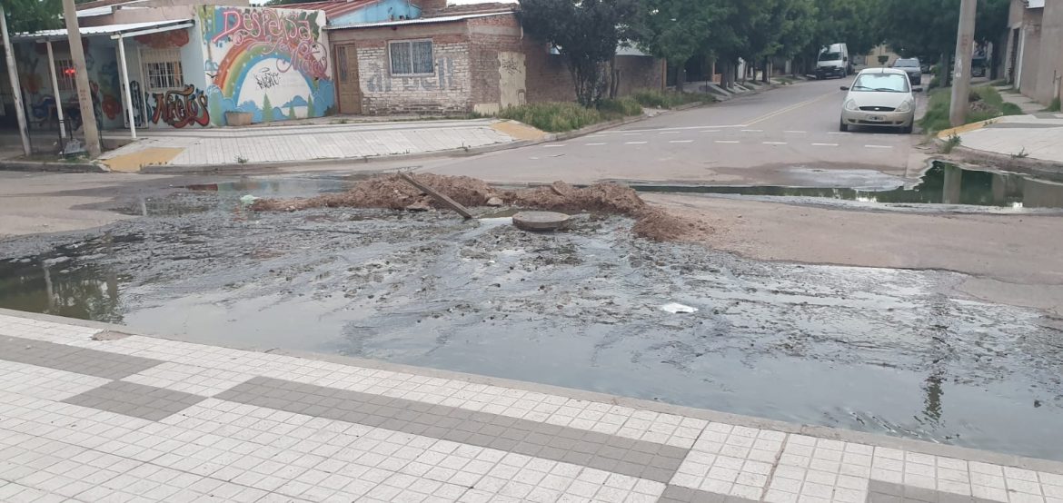 Vuelven a rebasar las cloacas en una colectora de la avenida Luro