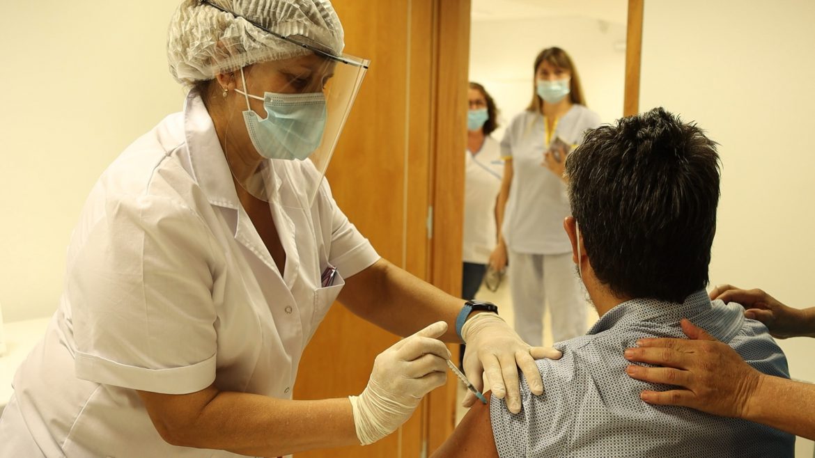 Covid: Provincia convocó a los gremios para definir el plan de vacunación a los docentes