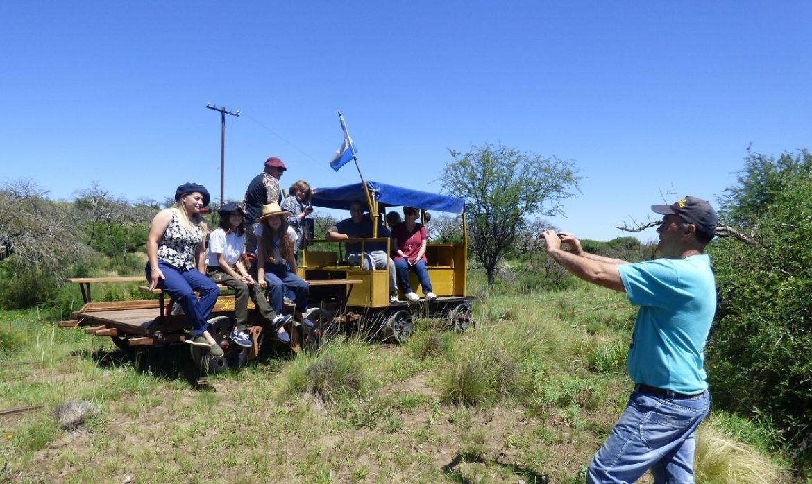 Un día de nostalgia, turismo y paseos por las vías en Hucal