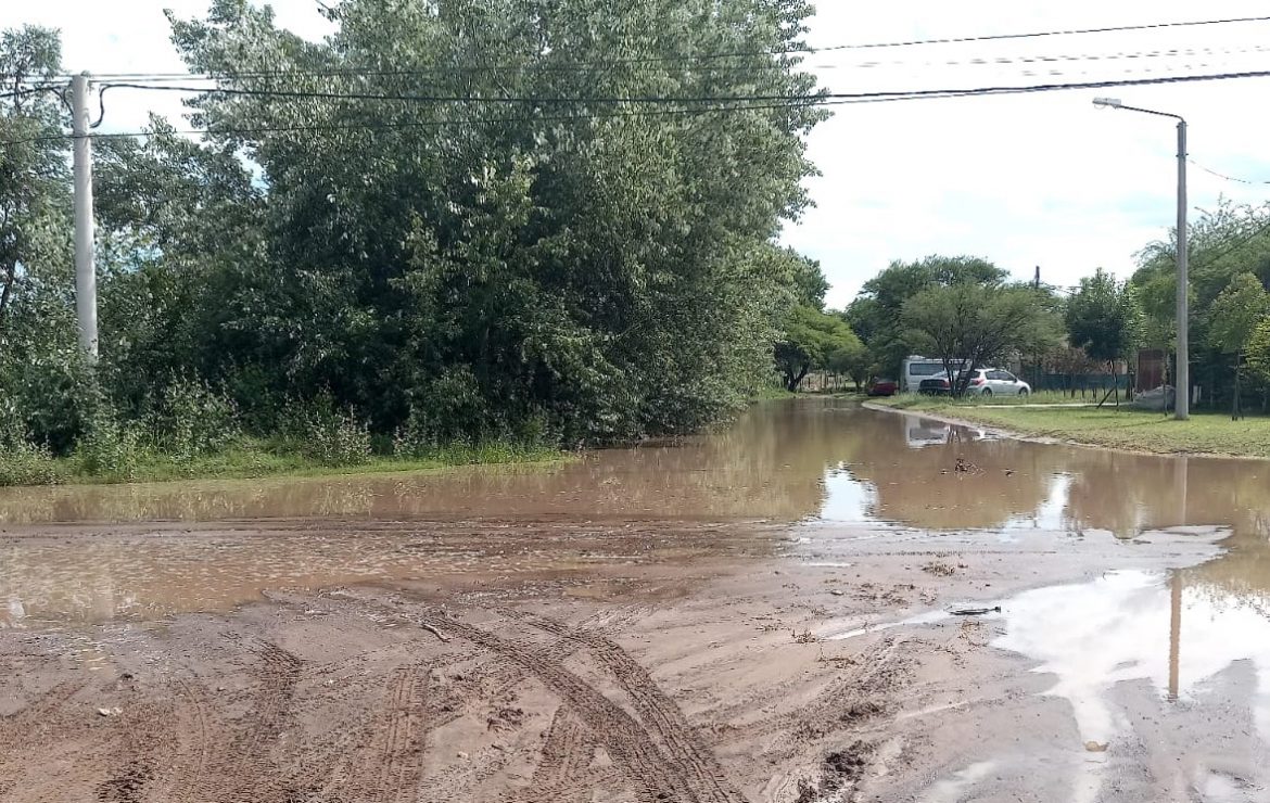 Calles inundadas e intransitables en el barrio Lowo Che