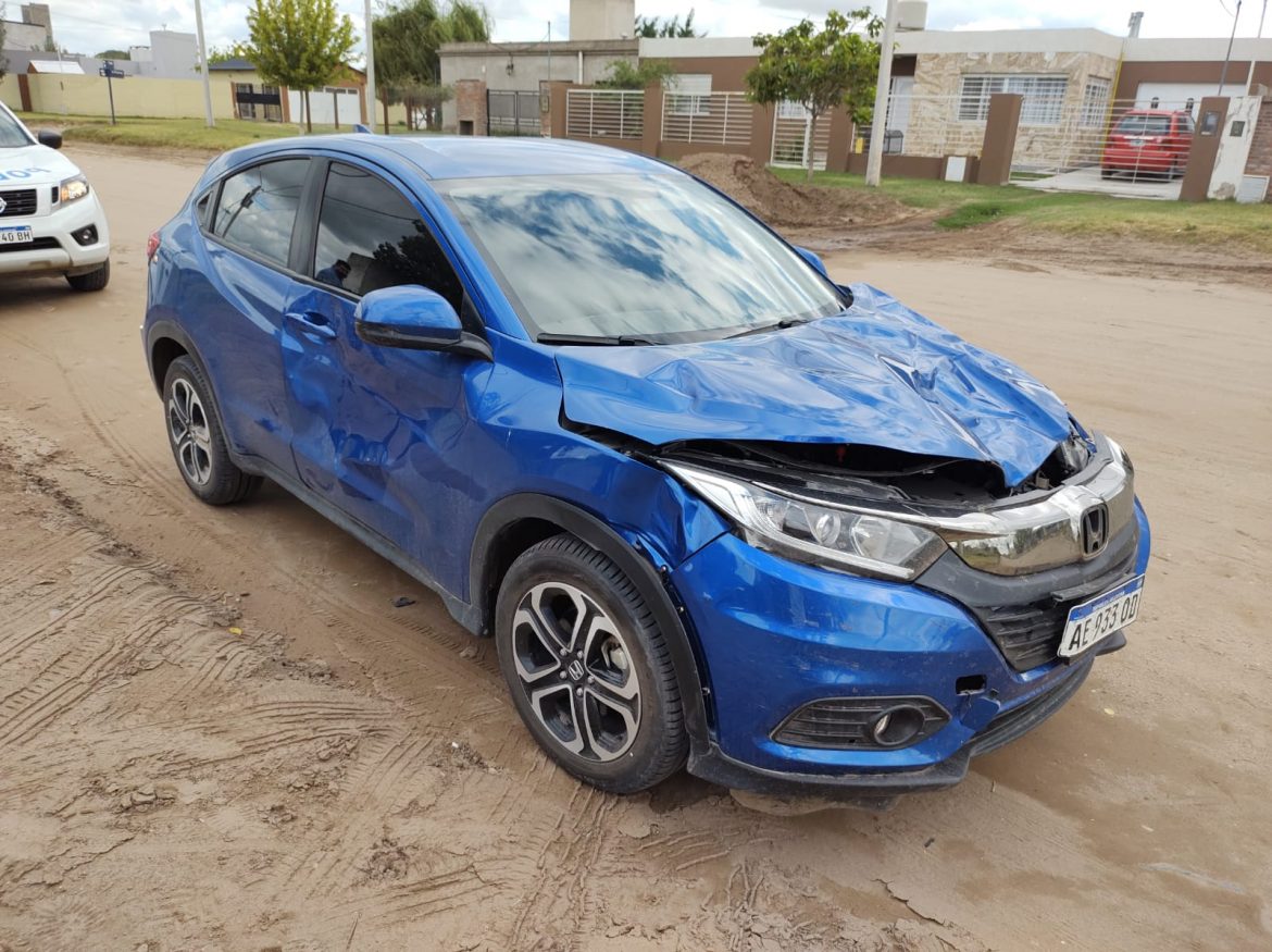 Santa Rosa: caballos le pasaron por arriba el auto y se lo destruyeron