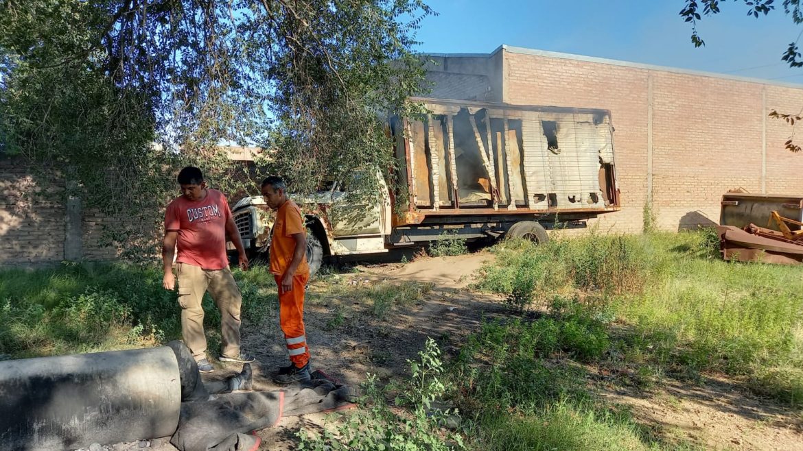 Un hombre con quemaduras leves al incendiarse el camión en el que duerme en Santa Rosa
