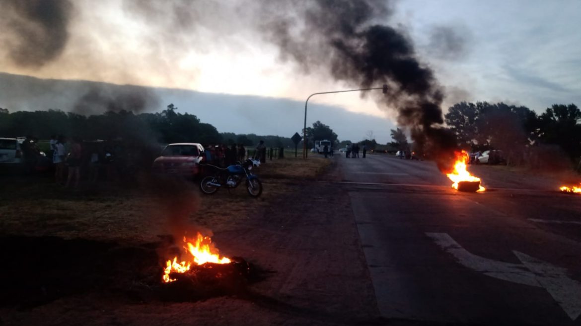 Catriló: cortaron el cruce de la ruta 5 y el ferrocarril, donde ocurrió el choque fatal