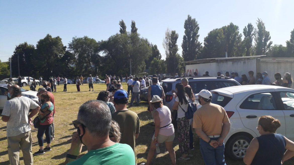 Largas filas en el hospital Evita para vacunarse