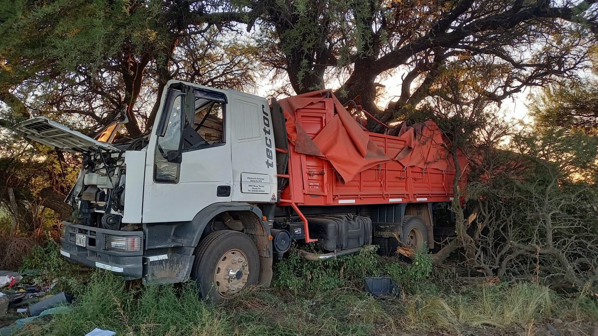 Murió un camionero al despistarse y chocar contra unos caldenes en Santa Rosa