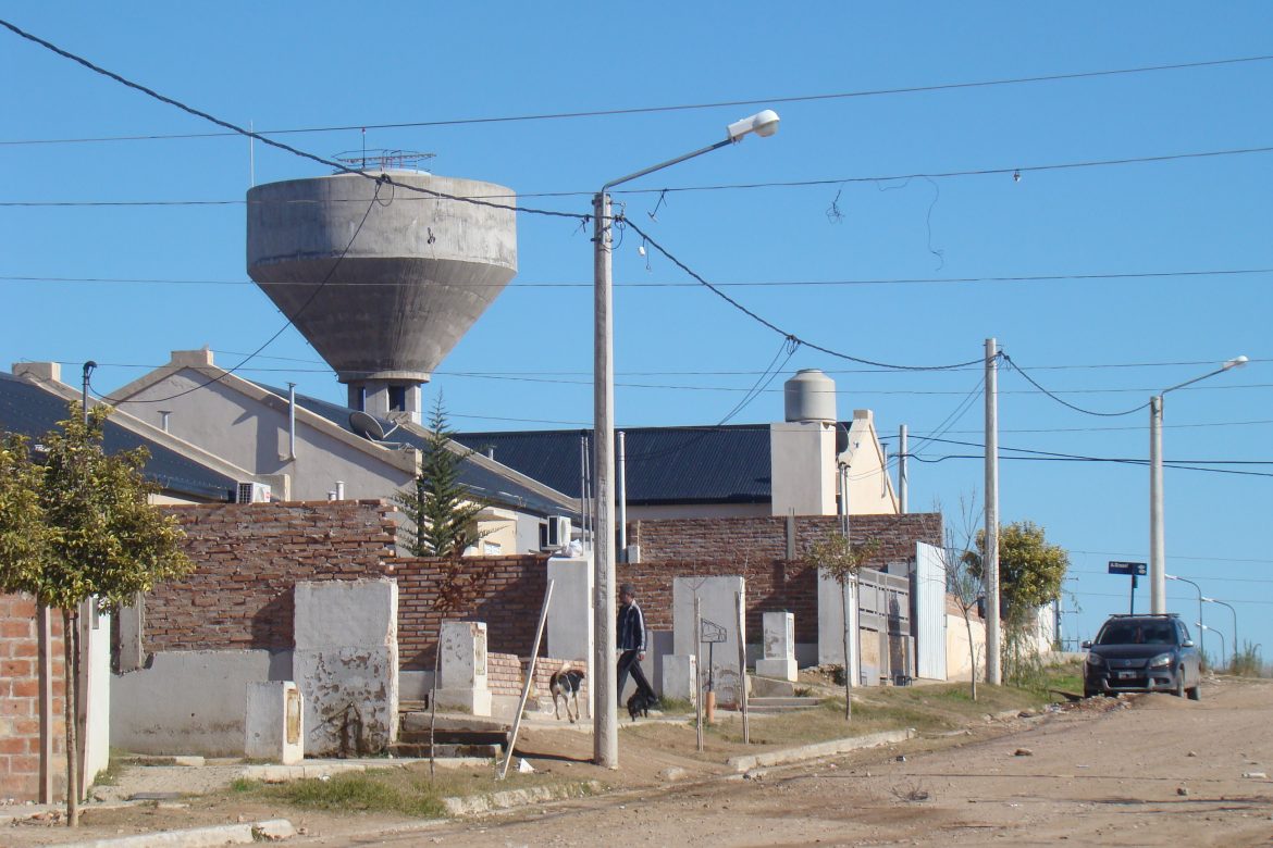Por la rotura del Acueducto del Colorado, suspenden clases y con camiones llevan agua a escuelas y centros de salud