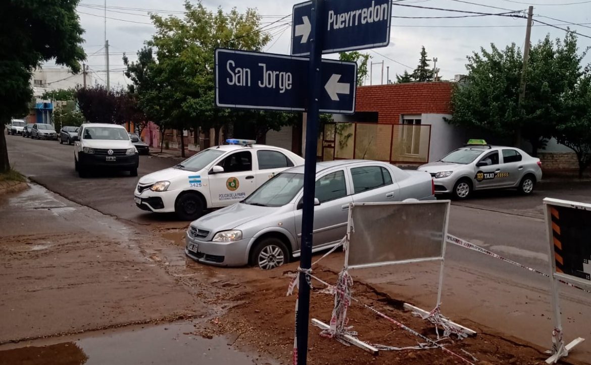Un auto se hundió en una zanja en el barrio de Villa Alonso