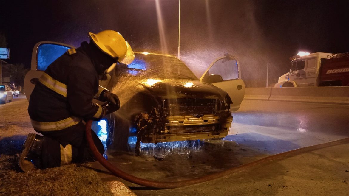 Se incendió un auto en la circunvalación de Santa Rosa